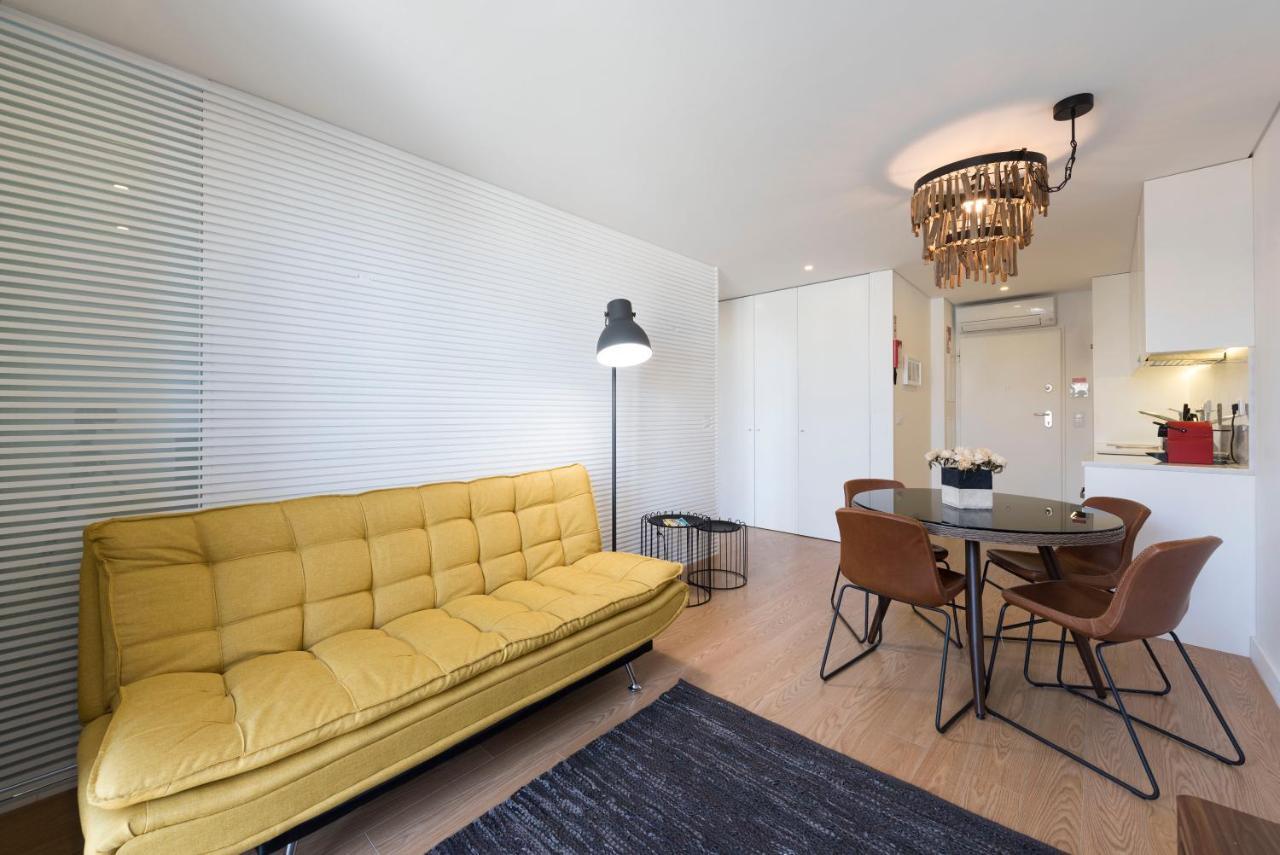 Lovelystay - Central Flat W/ Ac & Balcony Porto Luaran gambar
