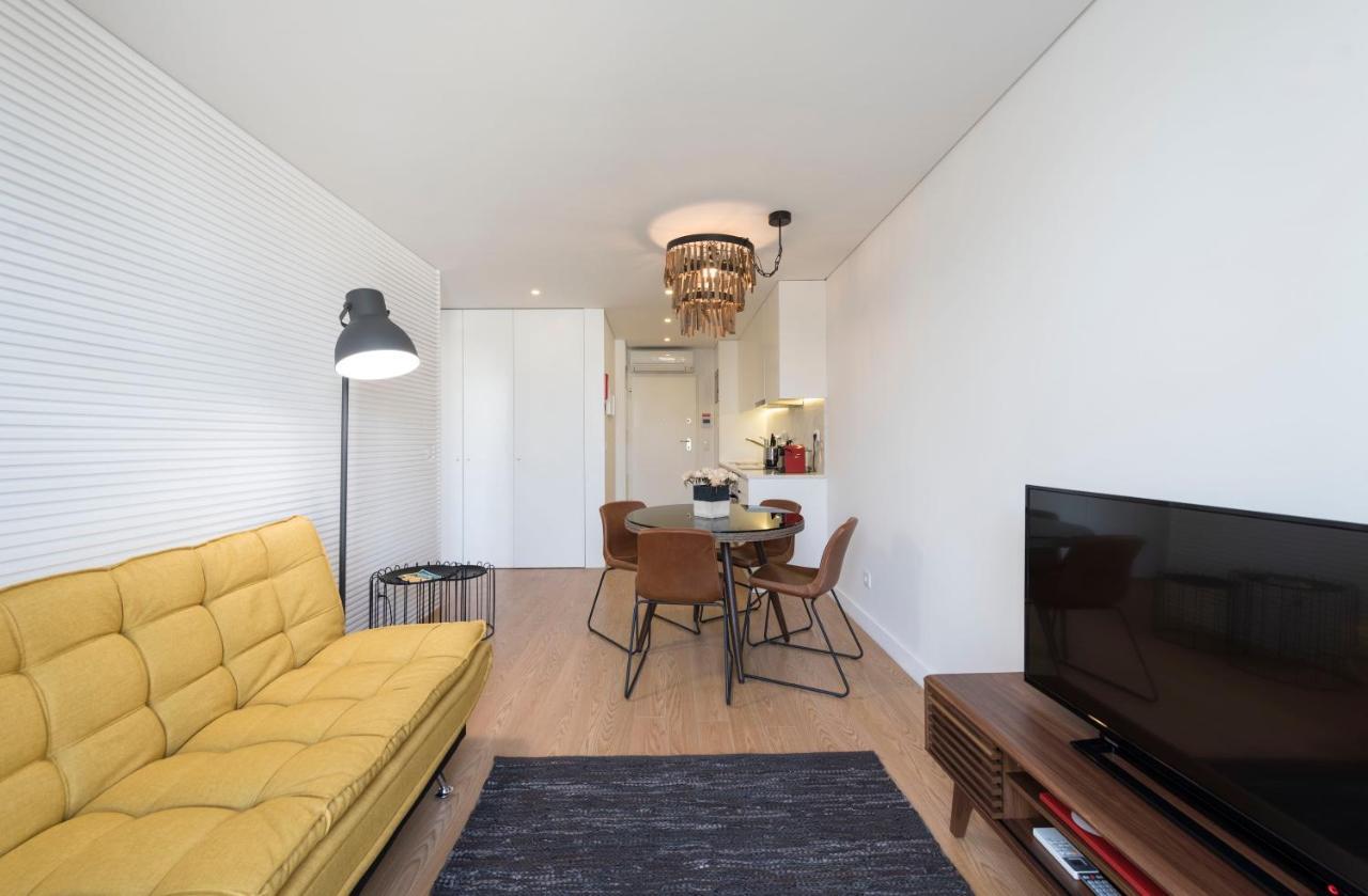 Lovelystay - Central Flat W/ Ac & Balcony Porto Luaran gambar