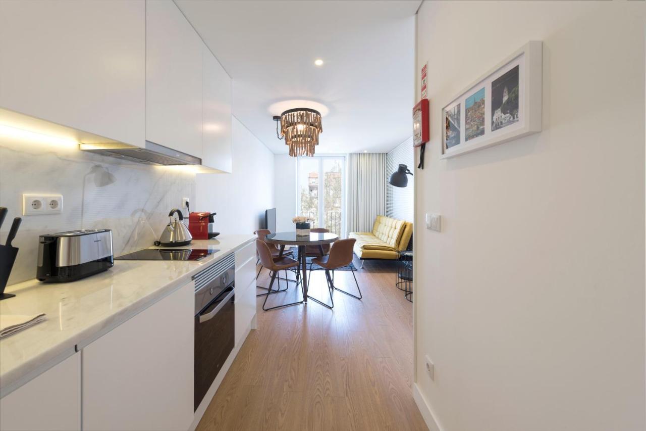 Lovelystay - Central Flat W/ Ac & Balcony Porto Luaran gambar